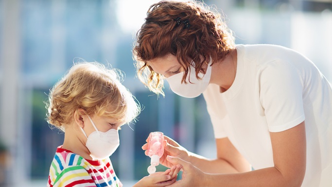 日托、夏令营、拥抱和出游：在新冠肺炎流行的夏天，怎样才能确保孩子们的安全？