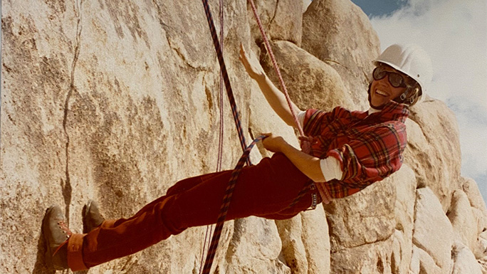 膝关节置换手术三个月后，77 岁女性重新开始徒步旅行